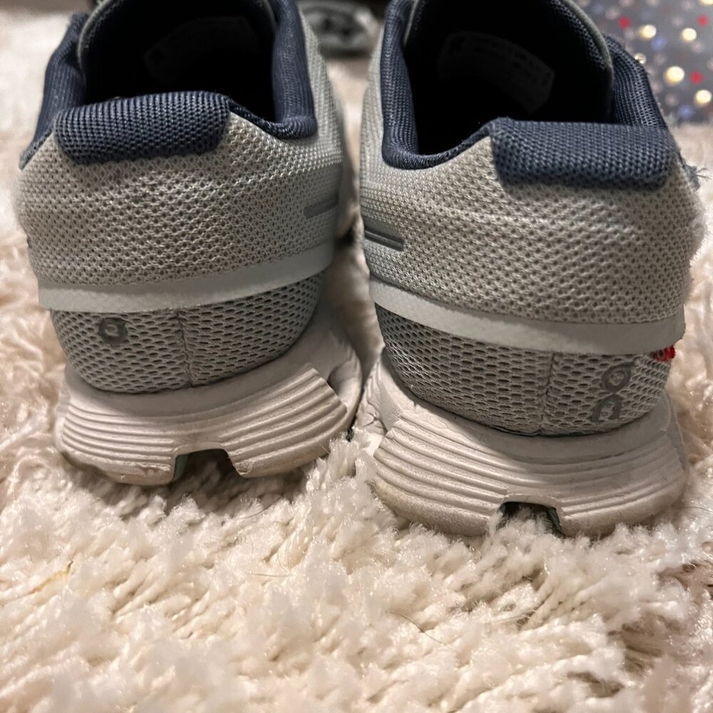 On Cloud 5 running shoes size 7.5 - Picture 2 of 3